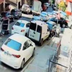 Kontrolden çıkan otomobilden atladı, 3 aracı böyle pert etti!