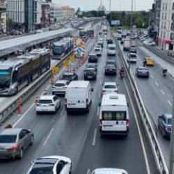 Küçükçekmece'de İBB'nin yol çalışması trafik çilesine döndü