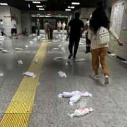 Marmaray'da anlamlı Gazze protestosu! Yere bebek kefenleri bırakıldı