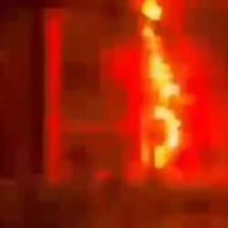 Otele yıldırımın düştüğü anlar böyle kaydedildi! Bahçedeki ağaç alev alev yandı