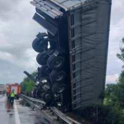 Sakarya'da bir garip kaza: Köprüde asılı kaldı, hayvanlar telef oldu!