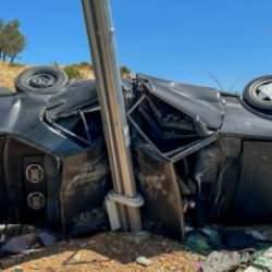 Uşak'ta feci kaza... Refüje çarparak devrildi