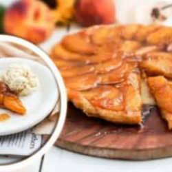 Çıtır milföy hamuru ve karamelize şeftalilerle yazın keyfini çıkarın: Şeftali tarte tatin tarifi