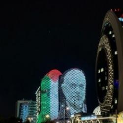 Doha'da bazı binalara Filistin bayrağı ve İsmail Heniyye'nin fotoğrafı yansıtıldı