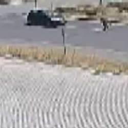 Düşürdüğü cüzdanını almak için geri dönen yayaya otomobil çarptı: Kaza kamerada