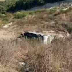 Havalimanı personelini taşıyan minibüs şarampole uçtu