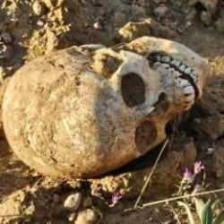 Heyelanla ortaya çıktı! Morga kaldırıldı....200 yıllık olduğu anlaşıldı