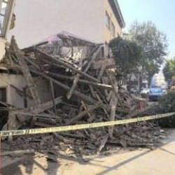 Korkutan anlar: 2 katlı metruk bina çöktü!
