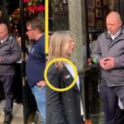 Londra'da bir kadın ceketinde Filistin bayrağı rozeti var diye bara alınmadı