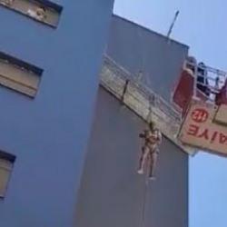 Mersin'de halatı kopan işçi iskelede asılı kaldı!