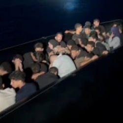 Muğla a&ccedil;ıklarında 13'&uuml; &ccedil;ocuk 61 d&uuml;zensiz g&ouml;&ccedil;men kurtarıldı