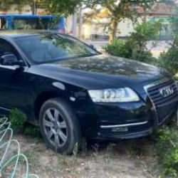 Otomobil bankta oturan 2 kişiye &ccedil;arptı