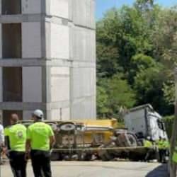 Sarıyer'de hafriyat kamyonu yan yattı: Bir işçi altında kaldı