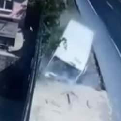 Trafik magandası duvara tosladı! Aracın arkasındaki yazı dikkatlerden kaçmadı...