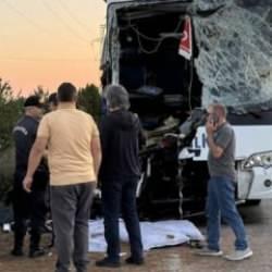 Afyonkarahisar'da feci kaza: Yolcu otobüsü kamyona arkadan çarptı!
