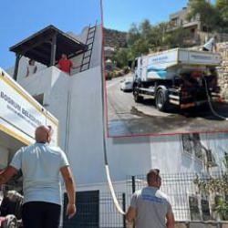 Bodrum 90'lara d&ouml;n&uuml;ş yaptı! Tankerlerle su taşıyorlar