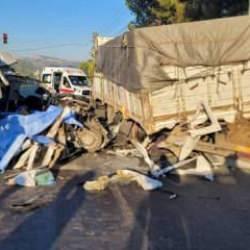 Feci kaza: Park halindeki kamyona çarptı: 4 kişi hayatını kaybetti