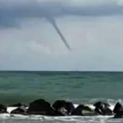 Görüntüler Sakarya'dan! Hortum oluştu, görenler telefona sarıldı