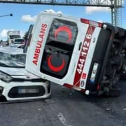 İstanbul'da bir garip kaza: Ambulans otomobilin üzerine devrildi