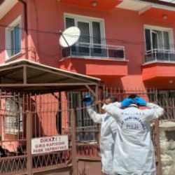 'Kötü koku var' diye geldiler evde ceset çıktı