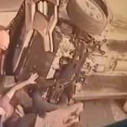 Maltepe'de d&uuml;kkan &ouml;n&uuml;nde &ccedil;ay i&ccedil;en 4 kişiye ara&ccedil; &ccedil;arptı