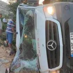Muğla'da kamyon, tur minib&uuml;s&uuml;ne &ccedil;arptı: 6 turist yaralı