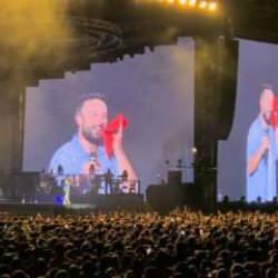 Şarkıcı Tarkan, terini sildiği havluyu hayranlarına attı