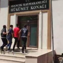 Sinop'ta yaşlı &ccedil;ifte kendilerini jandarma olarak tanıtmışlardı! Dolandırıcılar yakalandı
