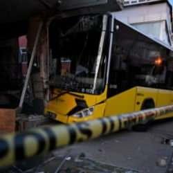 Son dakika: Pendik'te İETT otobüsü dükkana daldı: Yaralılar var