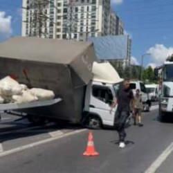 TEM Otoyolu'nda kamyonet devrildi; trafik durma noktasına geldi