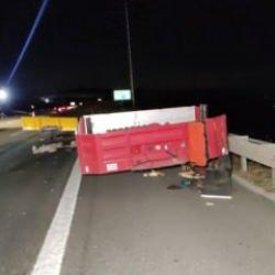 Tır 3 metre yükseklikten karşı şeride uçtu, dorsenin parçaları yola savruldu