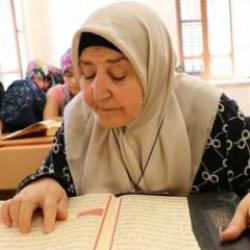 Torunuyla katıldığı kursta 70 yaşında Kur'an okumayı öğrendi