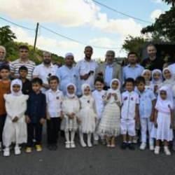 Ümraniye'de mahalle camisine gelen çocuklar oyun oynarken Kur'an öğreniyor