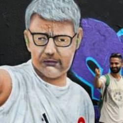 Yusuf Dike&ccedil; Berlin sokaklarında! G&ouml;ren telefona sarıldı