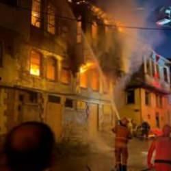 Alev alan tarihi bina küle döndü