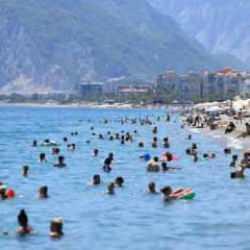 Antalya sahillerinde sıcak hava yoğunluğu