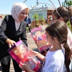 Bakan Göktaş Gazzeli çocukların oyunlarına eşlik etti