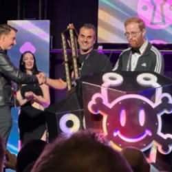 Böyle ödül düşman başına! Dünyayı krize sokmuştu: Kabul etmek zorunda kaldı...