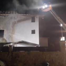 Faciaya ramak kala! İstanbul'da l&uuml;ks villa alev alev yandı