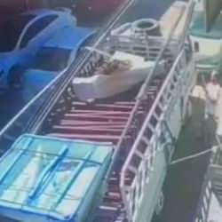 Feci kaza! Nakliyeci sıktığı halatın kopması sonucu 5 metrelik boşluğa düştü