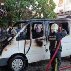 İnip park ettiği ara&ccedil; 5 dakika sonra k&uuml;le d&ouml;nd&uuml;