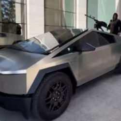 Kadirov, 'Elon Musk'ın hediyesi' Cybertruck'a tüfek entegre etti