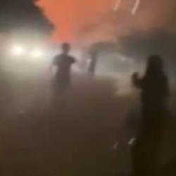 Evlerine alevlerin yaklaştığı vatandaşlar panik halinde kaçtı