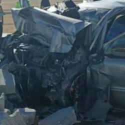 Korkunç kaza: Otomobil bordür taşı yığınına çarptı: 2 ölü, 1 yaralı