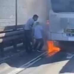 Korku dolu anlar: Metrobüs alev aldı