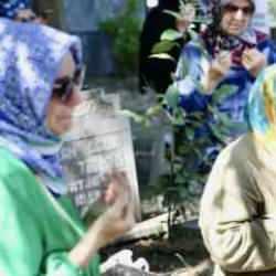 Marmara Depremi'nde hayatını kaybedenler mezarları başında anıldı