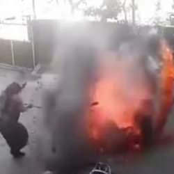 Sal&ccedil;a yaparken kazan bomba gibi patladı; o anlar kamerada!