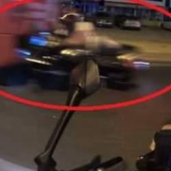 Bir anlık dalgınlık pahalıya patladı! Motosiklet s&uuml;r&uuml;c&uuml; park halindeki araca &ccedil;arptı