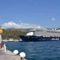 Dev kruvaziyer "Mein Schiff 5" Marmaris Limanı'na yanaştı