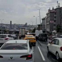 İstanbul'da korkunç kaza: D-100 Ankara istikameti trafiğe kapatıldı!